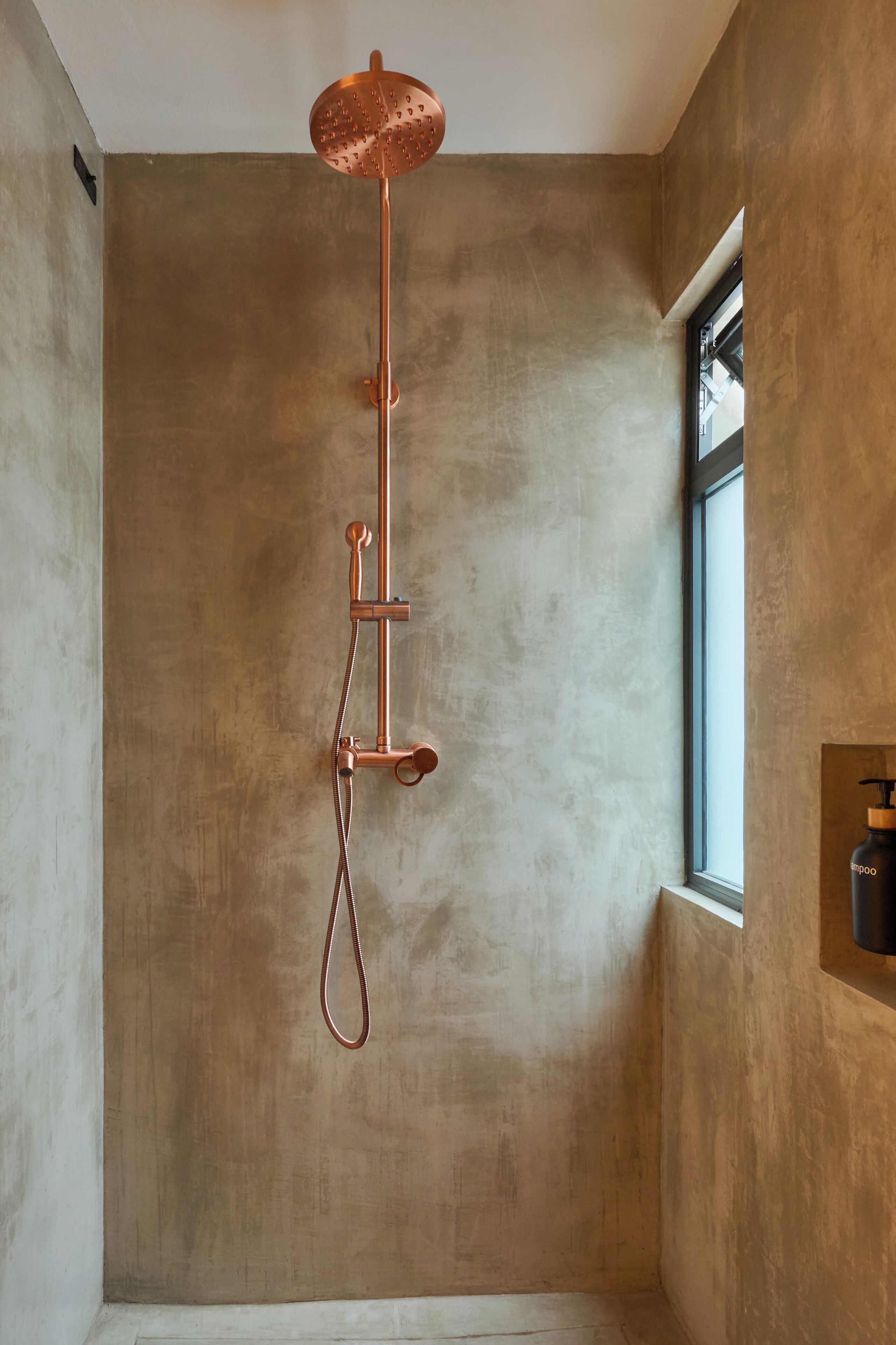 Een douche, een haardroger, shampoo