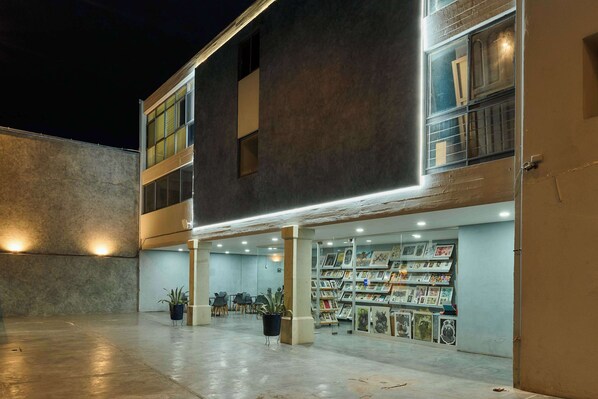 Un bâtiment à l’architecture moderne, dont le rez-de-chaussée est agrémenté d’une vaste exposition d’œuvres d’art.
