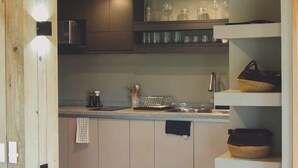 Cafeteira/chaleira, geladeira, micro-ondas, cooktop