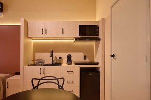 Fridge, microwave, stovetop, coffee/tea maker - Stylish Design Apartment in Oaxaca's Reforma (Oaxaca de Juárez)