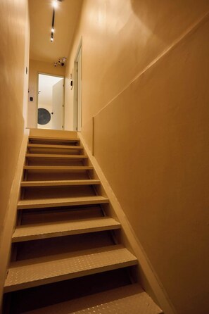 A staircase leading to a room with a door at the top. - Stylish Design Apartment in Oaxaca's Reforma (Oaxaca de Juárez)
