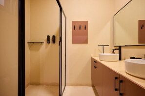 Shower, hair dryer, shampoo - Stylish Design Apartment in Oaxaca's Reforma (Oaxaca de Juárez)