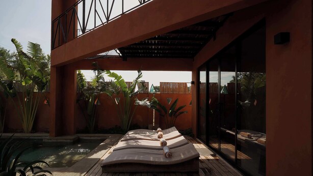 A wooden deck with lounge chairs, a small pool, and tropical plants. - 200m to beach Casa Caimán w/ Private Pool & Tranquility (Puerto Escondido)