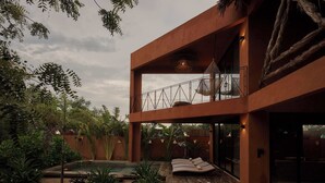 A modern building with a wooden deck, a hanging chair, and a pool. - 200m to beach Casa Caimán w/ Private Pool & Tranquility (Puerto Escondido)