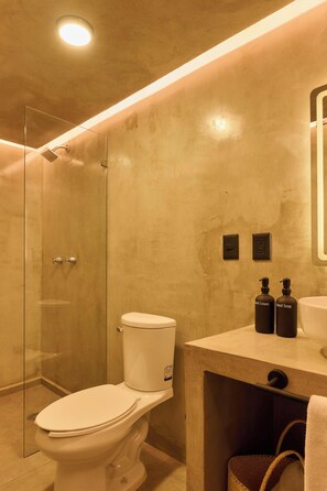 Shower, hair dryer, towels, shampoo - Charming Hotel in Historic Oaxaca Center (Oaxaca de Juárez)