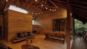 Un intérieur en bois avec un canapé, une table à manger et des chaises.