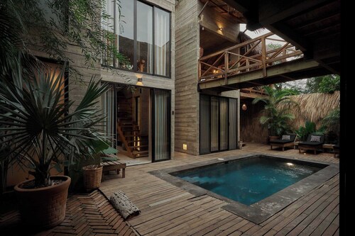 Stylish Boutique Suite, 3 Blocks to Beach