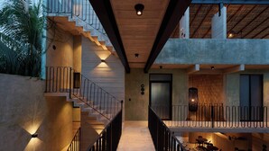 Un intérieur à plusieurs niveaux, avec un escalier, des rampes et un espace salon.