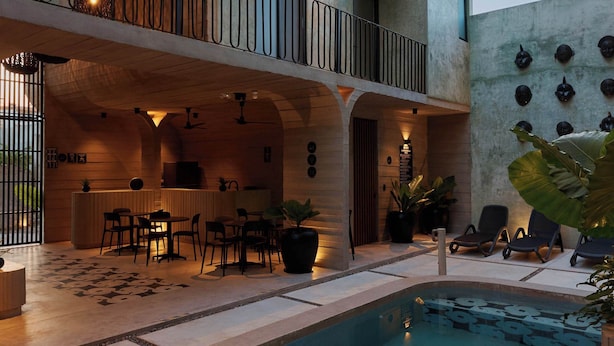 Ein modernes Gebäude mit Pool, Außenbereich und Balkon.