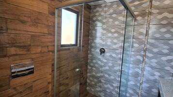 Een douche, een haardroger, shampoo