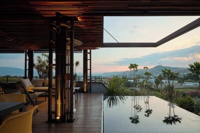 Modern Design Apartment w/ Stunning Mountain Views
