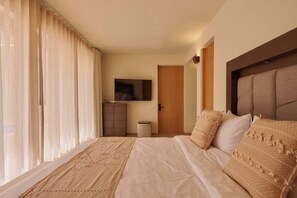 1 bedroom, WiFi - Serene King Room w/ Pool View in Historic Center (Oaxaca de Juárez)