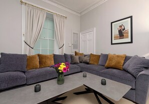 Smart TV - Elegant historic Edinburgh apartment with space for ten in a prime city location (Edinburgh)