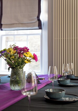 Dining - Elegant historic Edinburgh apartment with space for ten in a prime city location (Edinburgh)