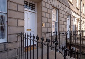 Exterior detail - Elegant historic Edinburgh apartment with space for ten in a prime city location (Edinburgh)