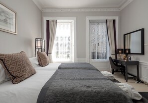 5 bedrooms, iron/ironing board, travel cot, free WiFi - Elegant historic Edinburgh apartment with space for ten in a prime city location (Edinburgh)