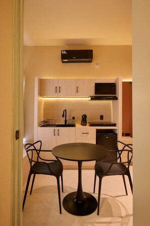 Fridge, microwave, stovetop, coffee/tea maker - Stylish King Apartment in Oaxaca's Reforma District (Oaxaca de Juárez)