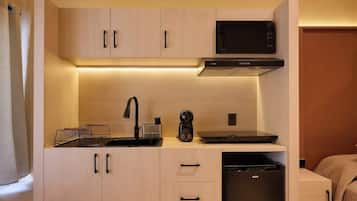 Kühlschrank, Mikrowelle, Herdplatte, Wasserkocher mit Kaffee-/Teezubehör