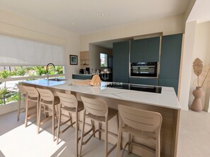 Fridge, microwave, oven, coffee/tea maker - Manora | 4 bedrooms (Saint-François)