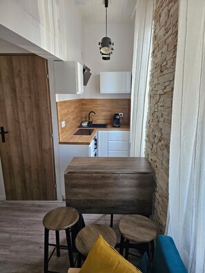 Private kitchen - Mini Loft 200m from the ramparts Air conditioning Walking distance to train station Parking (Avignon)
