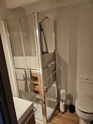 Doccia, asciugacapelli, asciugamani, sapone