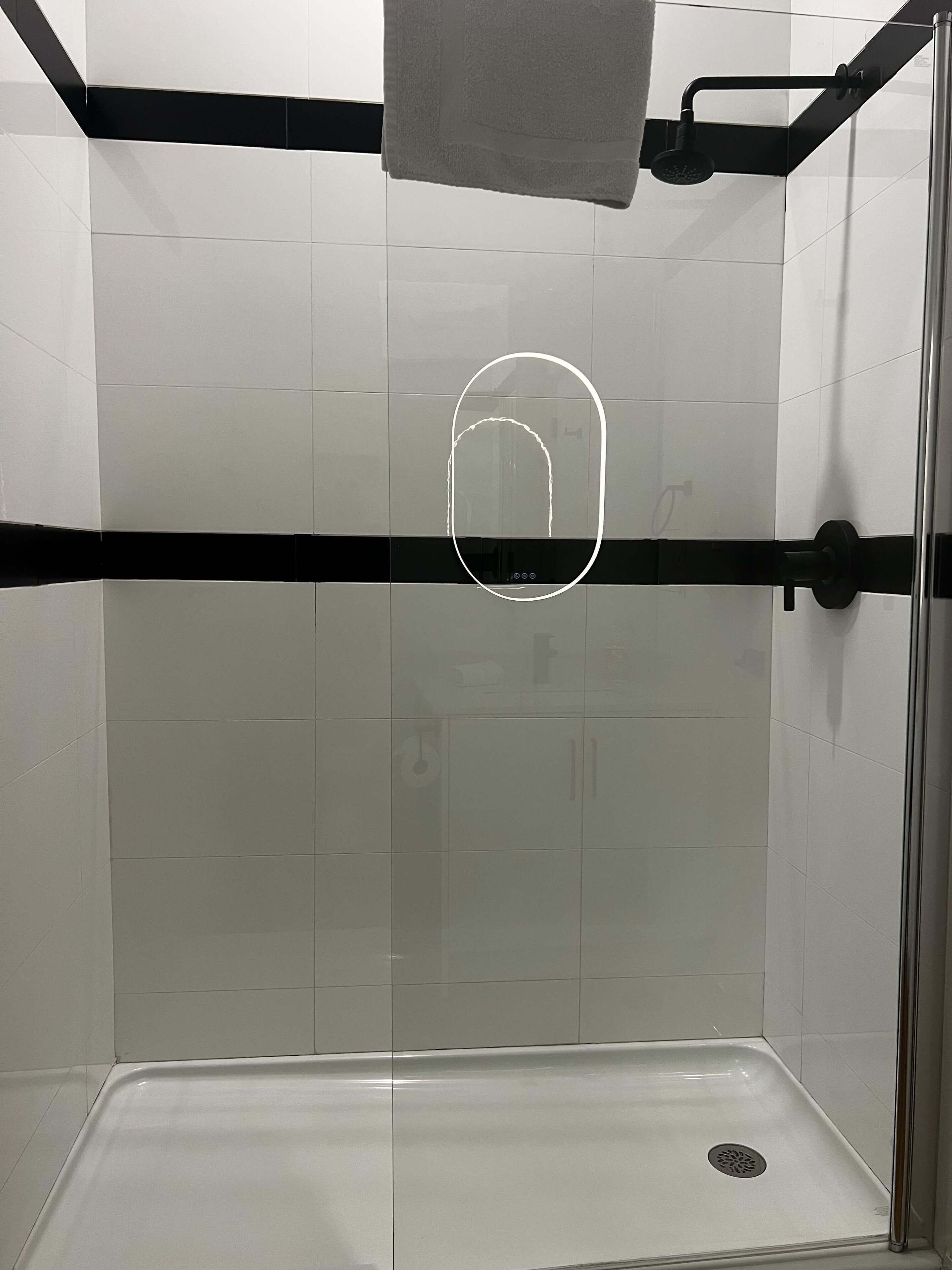 Doccia, asciugacapelli, asciugamani, shampoo