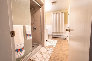 Secadora de cabello, toallas, jabón, papel de baño 