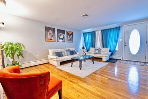 Living area - 3-bedroom apartment in adorable Revere with AC near the beach (Revere)