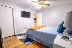 Iron/ironing board, WiFi, bed sheets - 3-bedroom apartment in adorable Revere with AC near the beach (Revere)