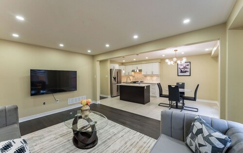 Cozy Oshawa Family Escape