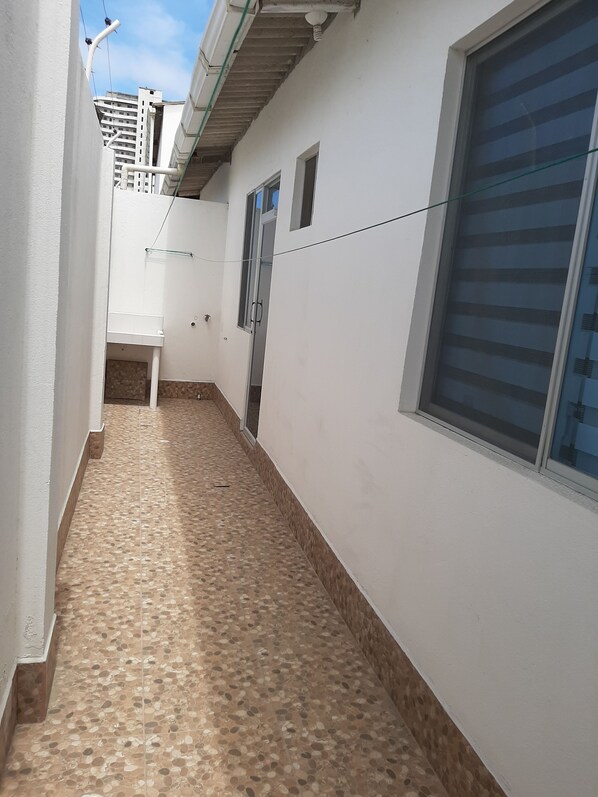 Property grounds - Tranquil 3-bedroom house with AC in charming Tonsupa (Tonsupa)