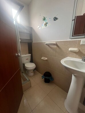 Shower, bidet, towels, soap - Tranquil 3-bedroom house with AC in charming Tonsupa (Tonsupa)