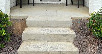 Spacious 4-bedroom townhome in charming Birmingham with AC