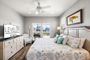 3 bedrooms, desk, iron/ironing board, travel crib