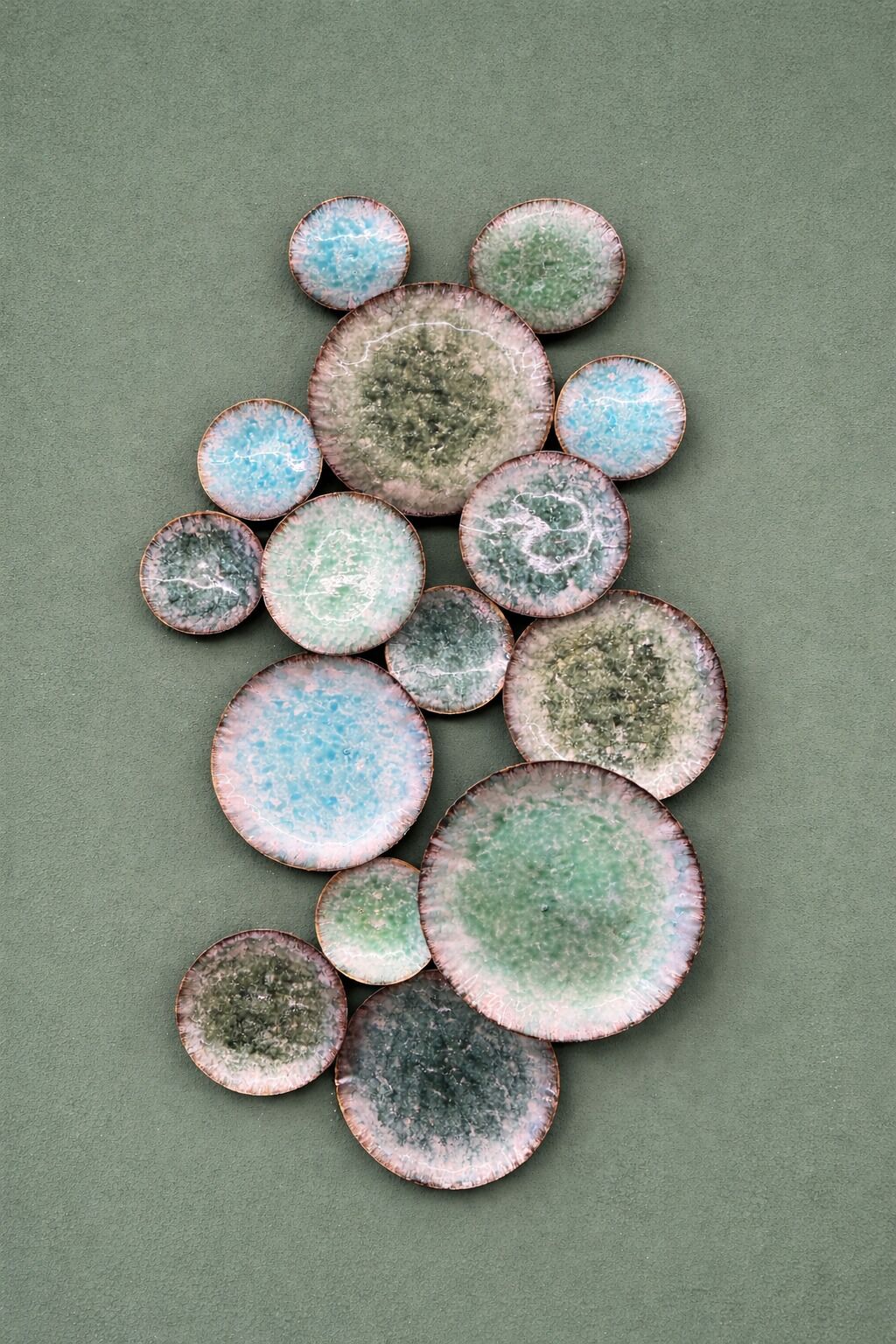 Une collection d’objets de forme circulaire, de différentes tailles et textures, disposés sur une surface plane.