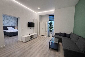 家庭公寓, 2 間臥室, 簡易廚房 | 起居區 | 50-吋智慧型電視，提供數位頻道