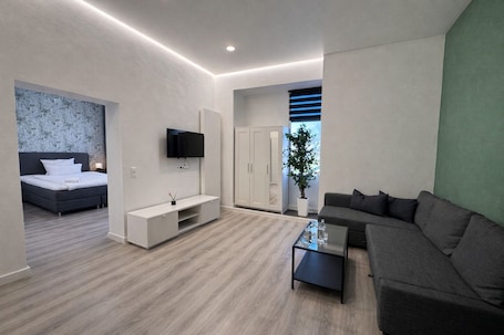 Apartamento familiar, 2 habitaciones, cocina básica | Zona de estar | Smart TV de 50 pulgadas con canales digitales. MIILOX Apartments Chemnitz