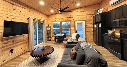 THE MOCKINGBIRD:
Cozy & Modern Guest Cabin, between San Marcos & Wimberley!