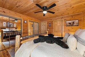 Room - *NEW*Chet's Treehouse•FREE PETS•King Bed•Firepit•Hot Tub•Game Room (Ellijay)