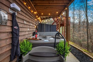 Outdoor spa tub - *NEW*Chet's Treehouse•FREE PETS•King Bed•Firepit•Hot Tub•Game Room (Ellijay)