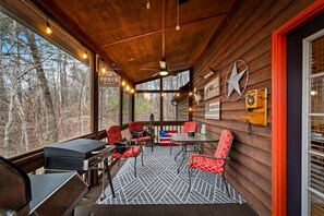 Outdoor dining - *NEW*Chet's Treehouse•FREE PETS•King Bed•Firepit•Hot Tub•Game Room (Ellijay)