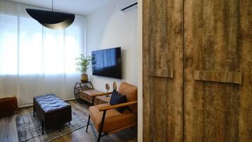 Deluxe Apartment, Non Smoking, City View | Living area