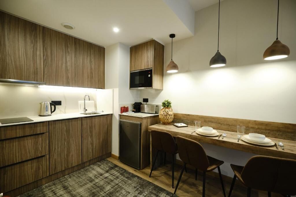 Deluxe Apartment, Non Smoking, City View | Private kitchen