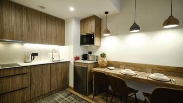 Deluxe Apartment, Non Smoking, City View | Private kitchen