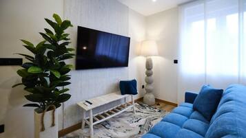 Deluxe Studio, 1 King Bed with Sofa bed, Non Smoking | Living area