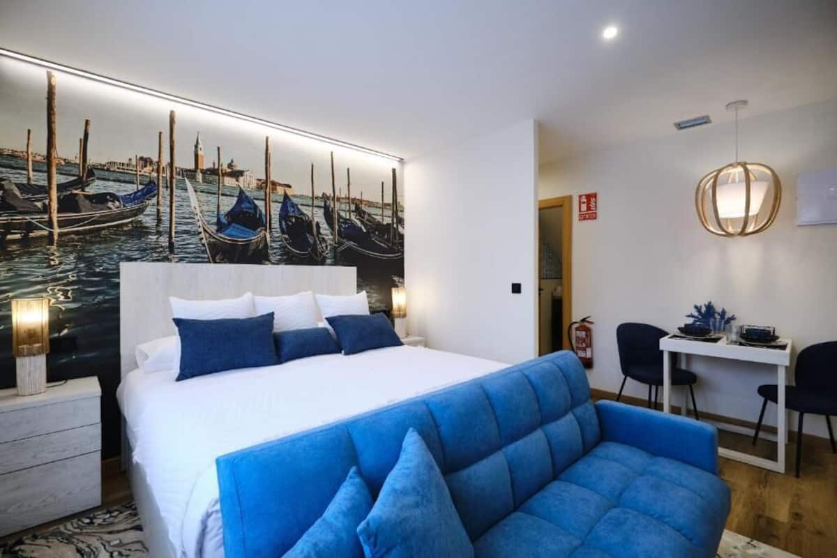 Deluxe Studio, 1 King Bed with Sofa bed, Non Smoking