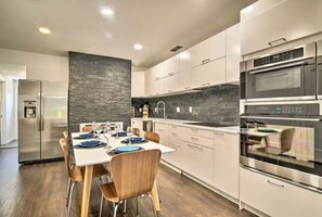 Private kitchen - Walk to Old Colorado City - Modern 3BR Retreat! (Colorado Springs)