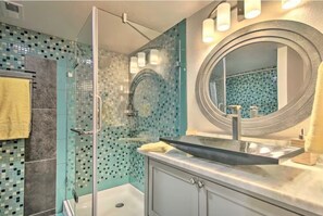 Shower, hair dryer, towels, soap - Walk to Old Colorado City - Modern 3BR Retreat! (Colorado Springs)