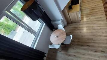 Apartemen Keluarga, kamar mandi pribadi, pemandangan halaman | Interior