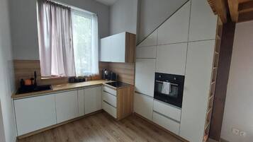 Family Apartment, Private Bathroom, Courtyard View | Private kitchen